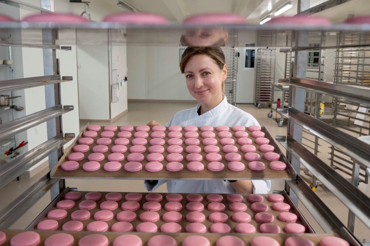 06  février  2024      Terroirs     Macarons     Amarella   site AgriCo de Saint-Aubin (FR),     la société Amarella s’est spécialisée dans les macarons aux parfums originaux, fabriqués avec des ingrédients locaux et naturels. Présentation avec la patronne d'origine iranienne, Alia Adi     Martin/24Heures   