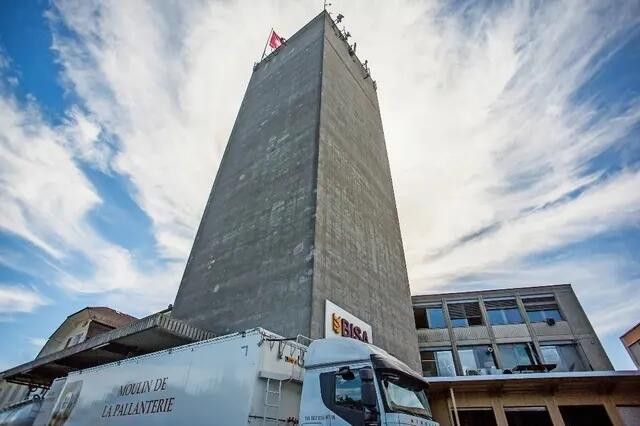 Une tour de 42 mètres de haut règne sur la rive gauche