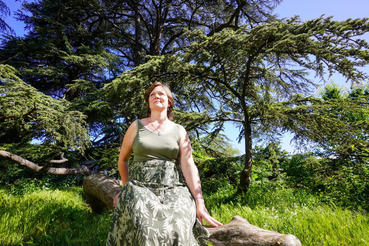 Genève, le 26/05/2024 - Aupès de mon arbre : au Parc Baulieu, rencontre avec Joy Morton Beeler qui nous présente son arbre fétiche, un cèdre. du Liban.