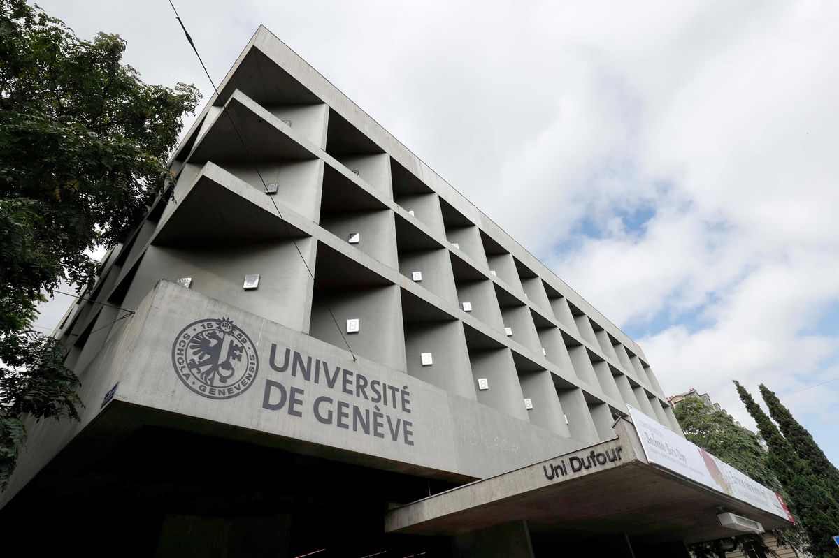 Vue de l’entrée de l’UNI DUFOUR depuis la rue du Général Dufour à Genève, avec le logo de l’Université de Genève visible. Photo par Lucien Fortunati.