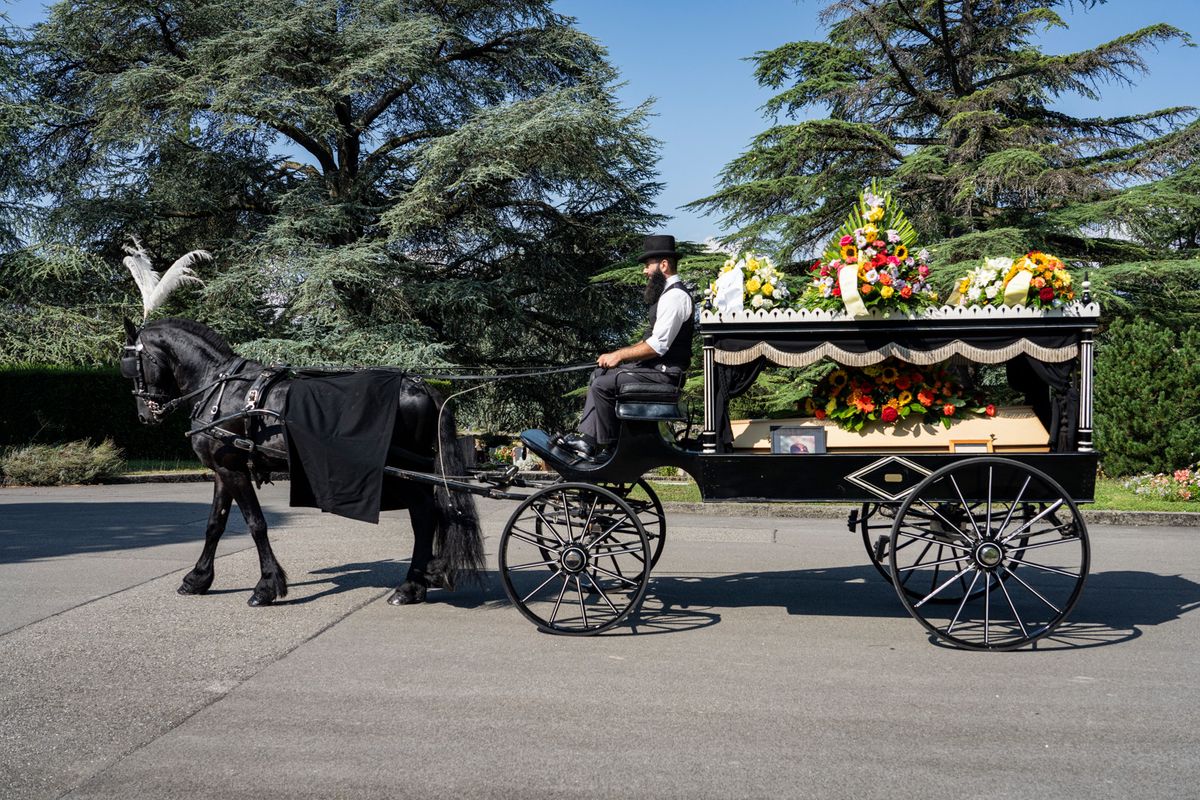 Un convoi hippomobile avec un cheval noir tirant un corbillard fleuri au cimetière de Saint-Georges à Genève, le 16.08.2024.