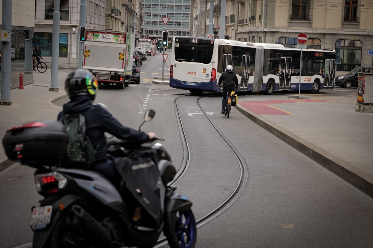 Genève, le 25 mai 2023. Rue de l'arquebuse. Des vélos et des voies de tram.