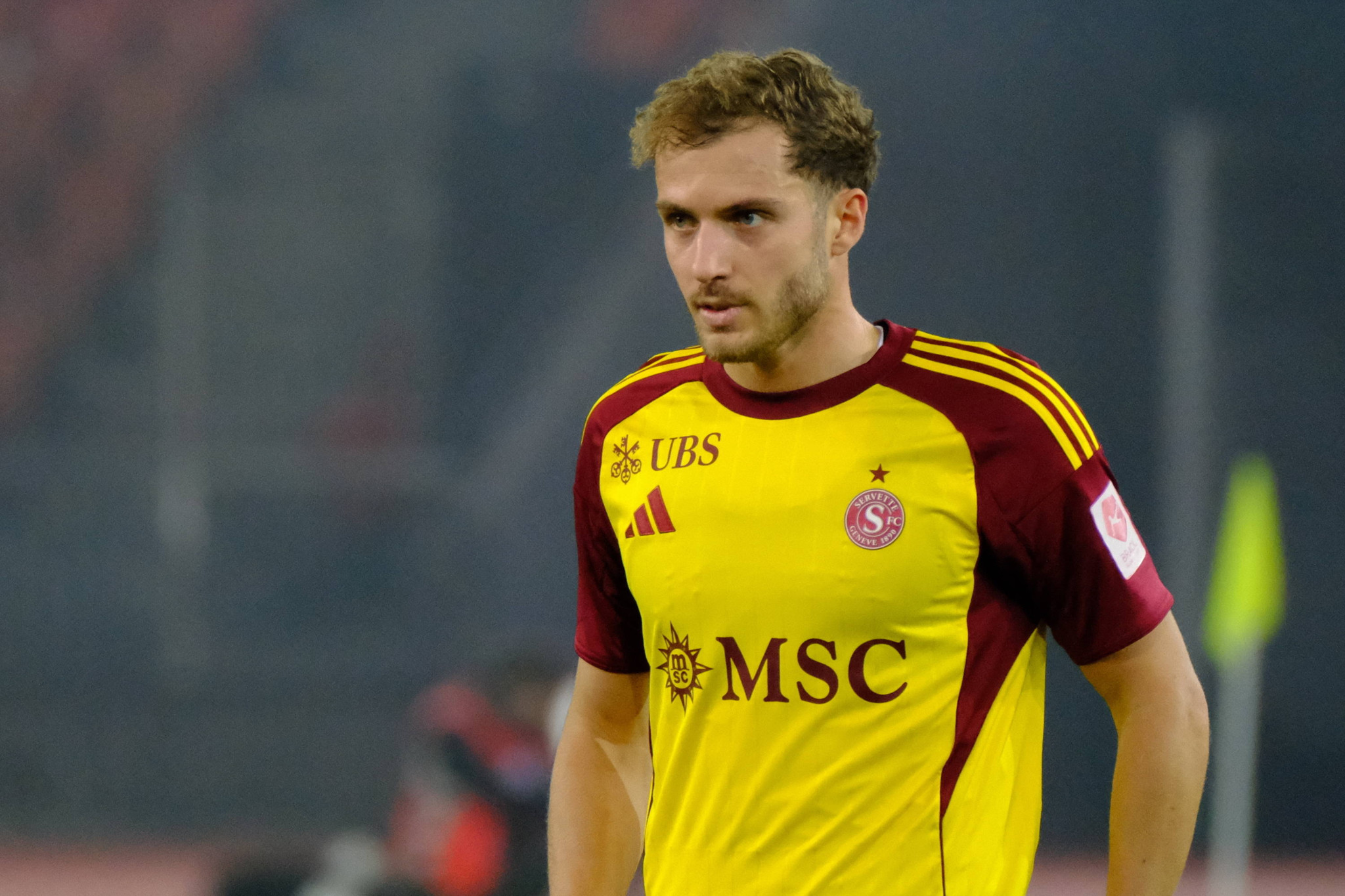 Servette-Spieler Giotto Morandi im gelb-roten Auswärtstrikot mit MSC-Sponsoring im Letzigrund Zürich.