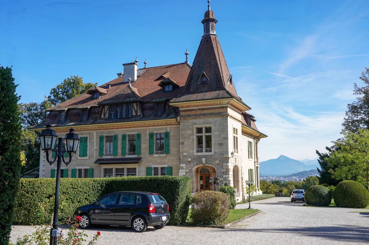 Le Château de Chougny, connu aussi sous le nom du «Vallon», se dresse sur la route de Vandœuvres. C’est aujourd’hui un centre de détention «ouvert».