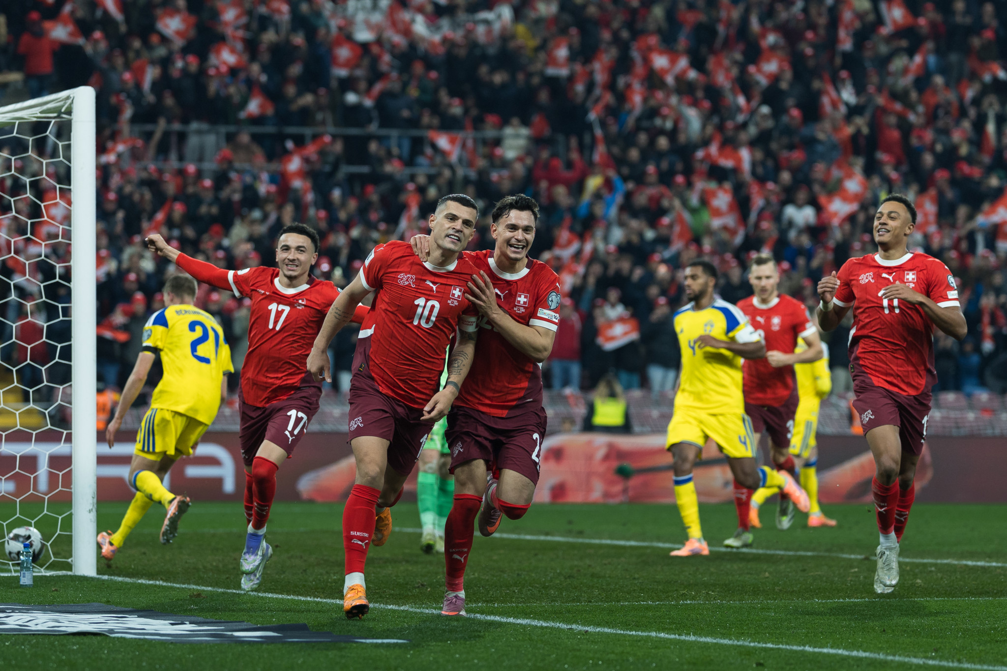 Joie des joueurs suisses après le but de Granit Xhaka sur penalty contre la Suède lors des qualifications pour la Coupe du Monde 2026, le 15 novembre 2025 au Stade de Genève. Joie des joueurs suisses après le but de Granit Xhaka sur penalty contre la Suède lors des qualifications pour la Coupe du Monde 2026, le 15 novembre 2025 au Stade de Genève.