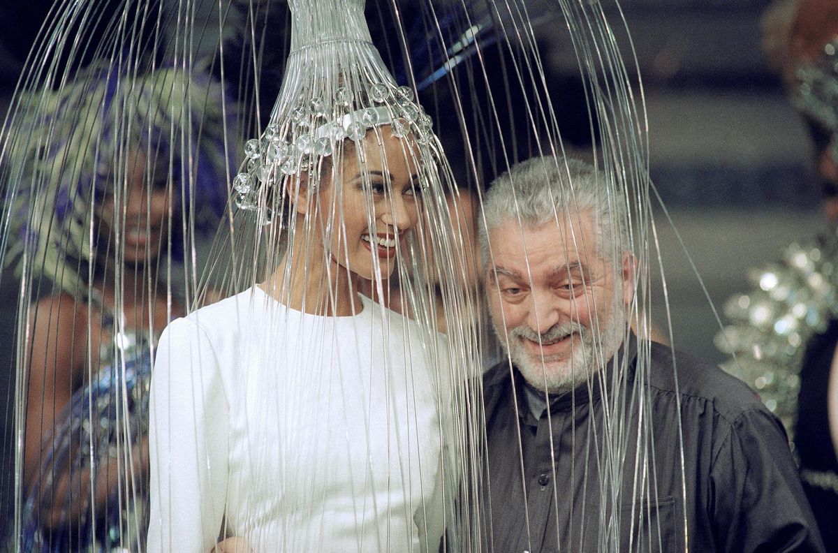 Paco Rabanne pose avec l’un de ses mannequins en robe de mariée lors de la présentation  de sa collection haute-couture automne-hiver 1992-93 à Paris.