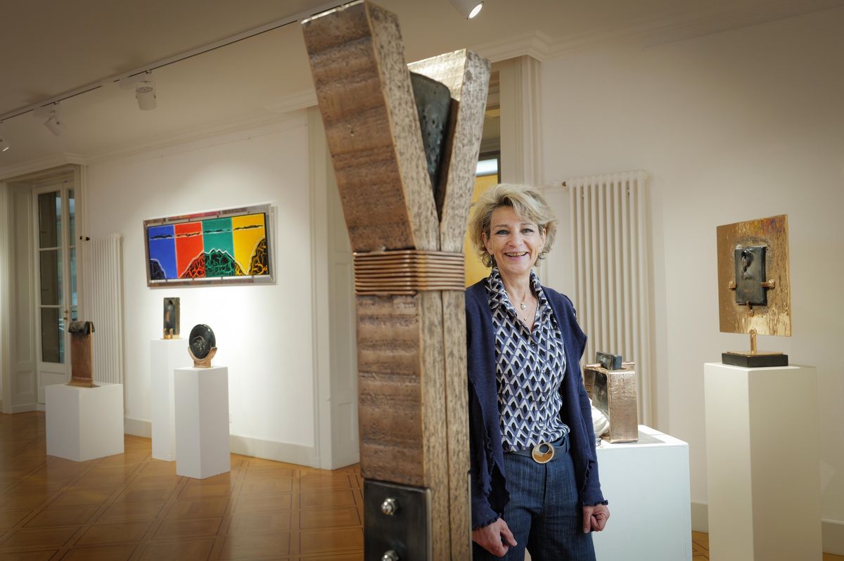 Caroline Rigot Bucher dans la salle d'exposition du Centre culturel du Manoir à Cologny, entourée des sculptures en lave de son père, André Bucher, lors d'une exposition hommage pour célébrer son centenaire.