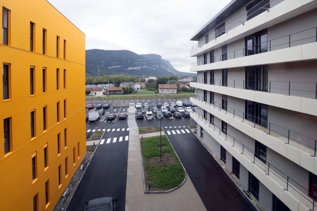 Vue de l’Hôpital Privé Pays de Savoie avec des bâtiments modernes et un parking en premier plan. Photo de Lucien Fortunati.