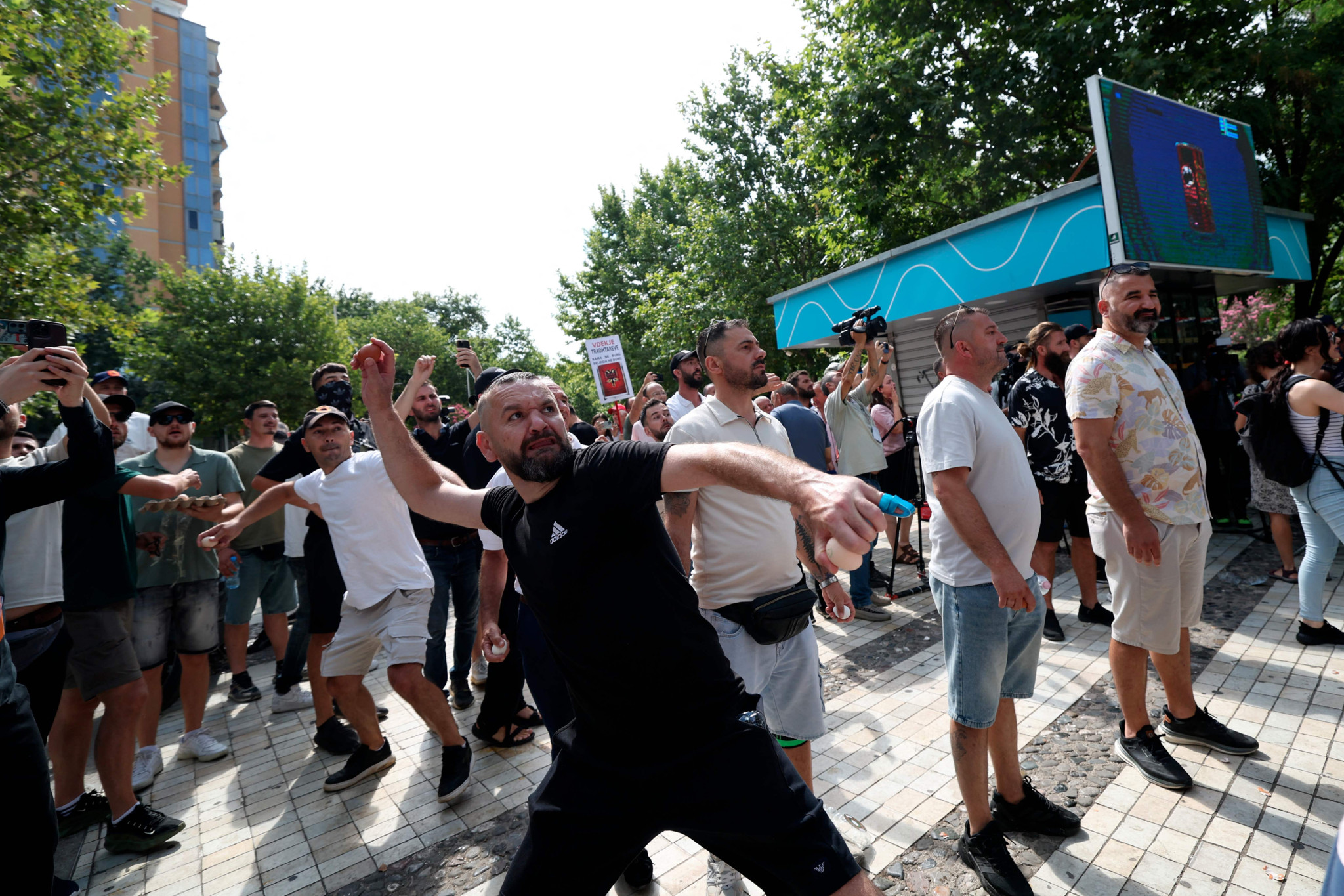 Demonstrant wirft Eier bei gewaltsamen Protesten vor dem Parlament in Tirana gegen das umstrittene Trump-Luxusresort in Albanien, 2. Juli 2026.