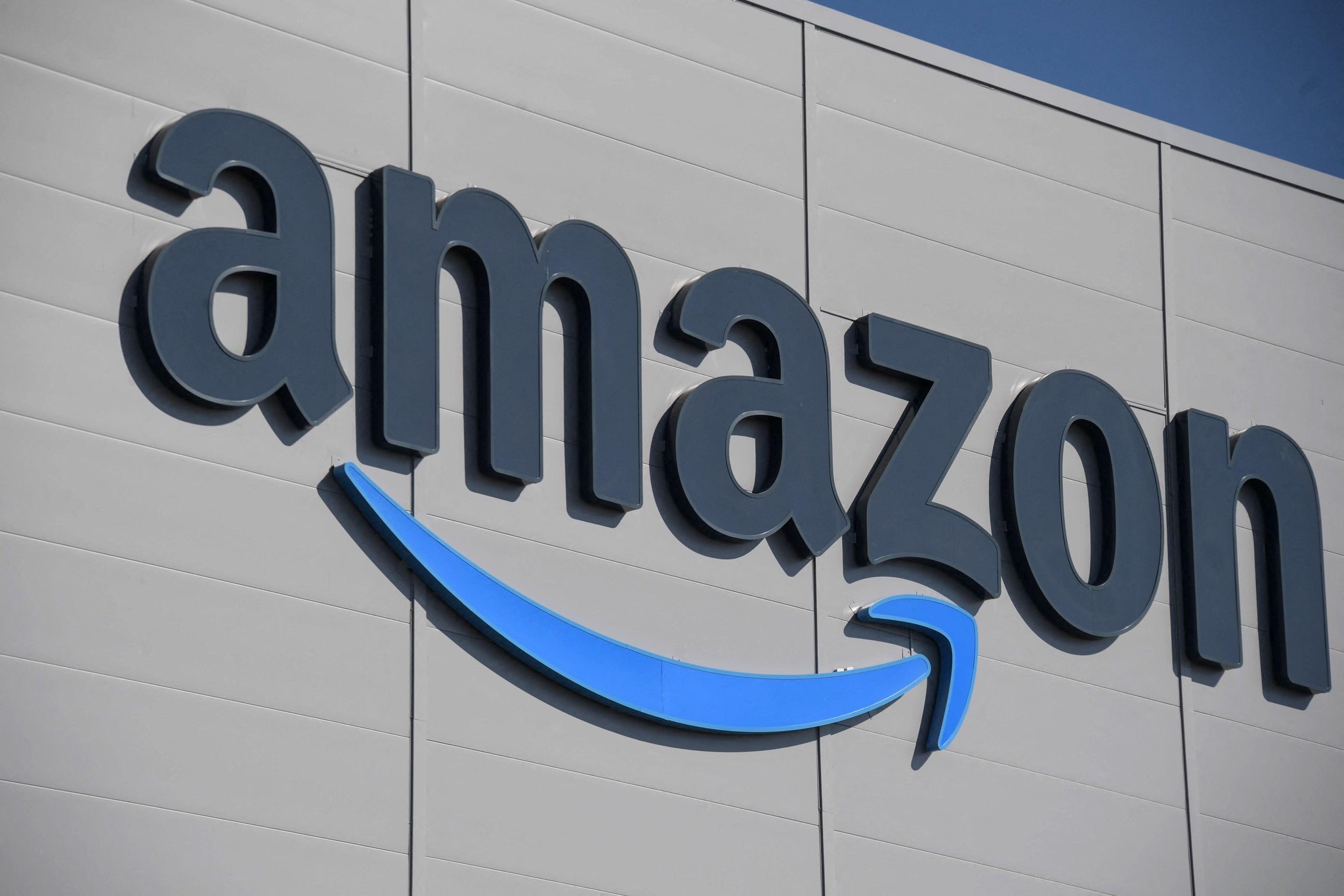Amazon a annoncé le 4 janvier 2023 qu’il supprimerait plus de 18 000 emplois de ses effectifs, invoquant "l’économie incertaine" et le fait que le géant de la vente au détail en ligne avait "embauché rapidement" pendant la pandémie.