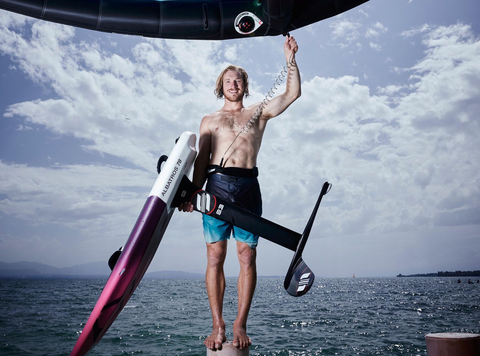Balz Müller vole dans les airs et glisses sur l’eau, tout à la fois.