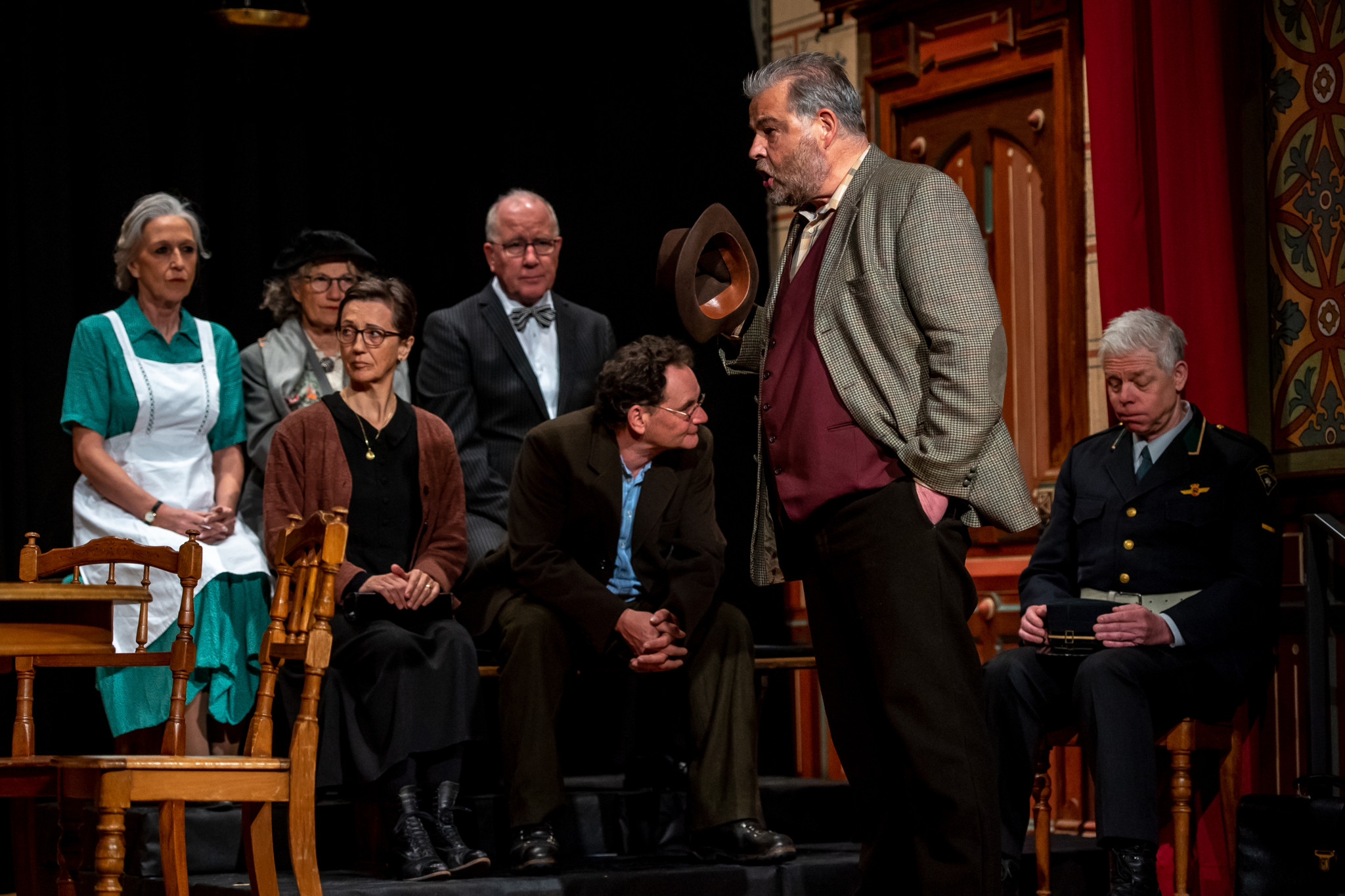 Das AH-Plus Theater spielt das Stück Dr Fall Griesser im PZM Münsingen. Das Ensemble beim Gericht. Heinz Bercher als Gemeindepräsident Jakob Siebenthal vertritt seine Meinung.
© Patric Spahni
