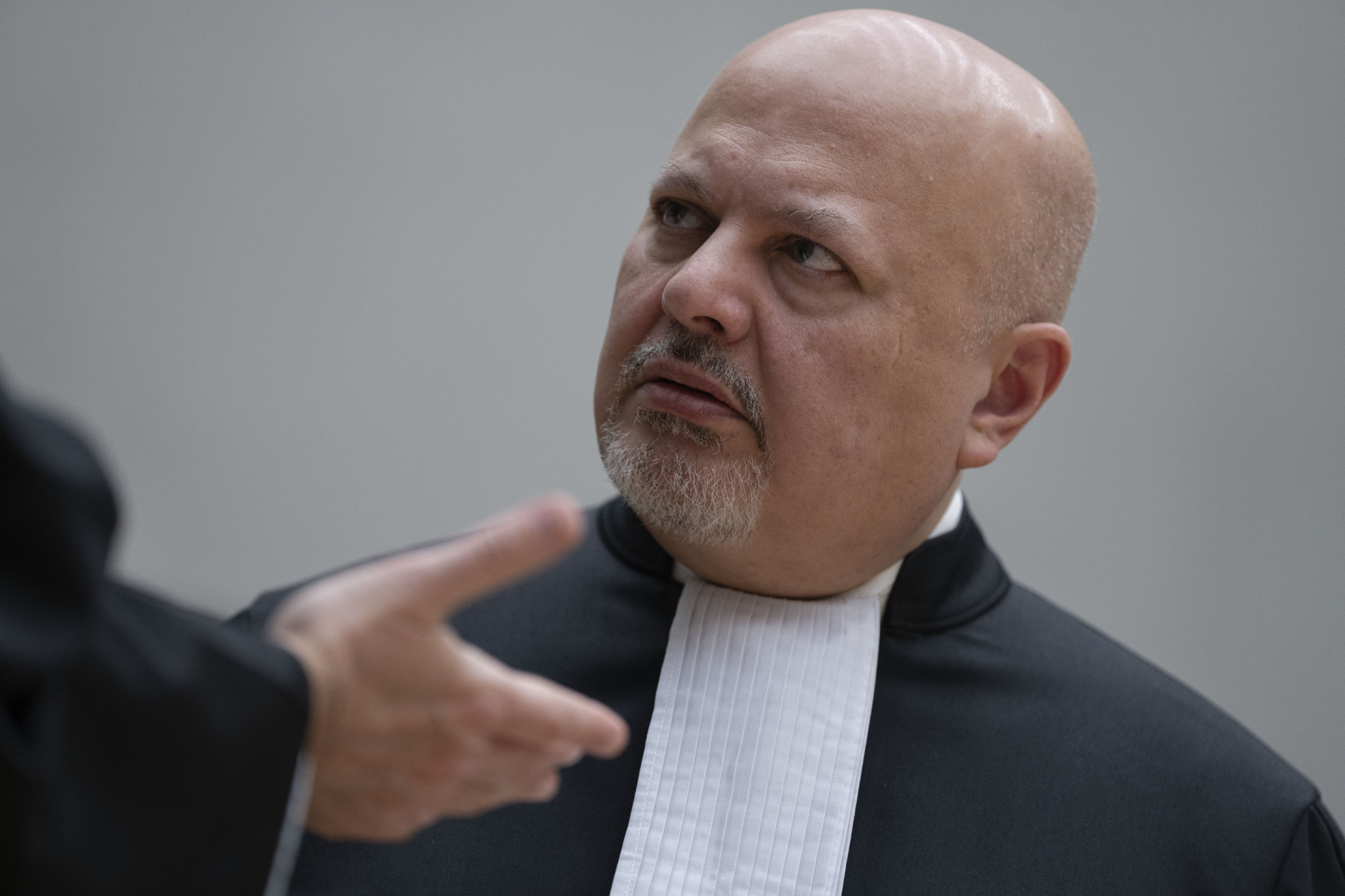 Chefankläger Karim Khan in Richterrobe am Internationalen Strafgerichtshof in Den Haag.