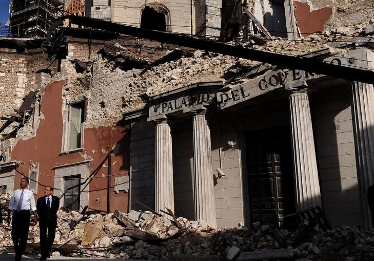 Obama et Berlusconi dans les ruines de L'Aquila en 2009. Photo AFP
