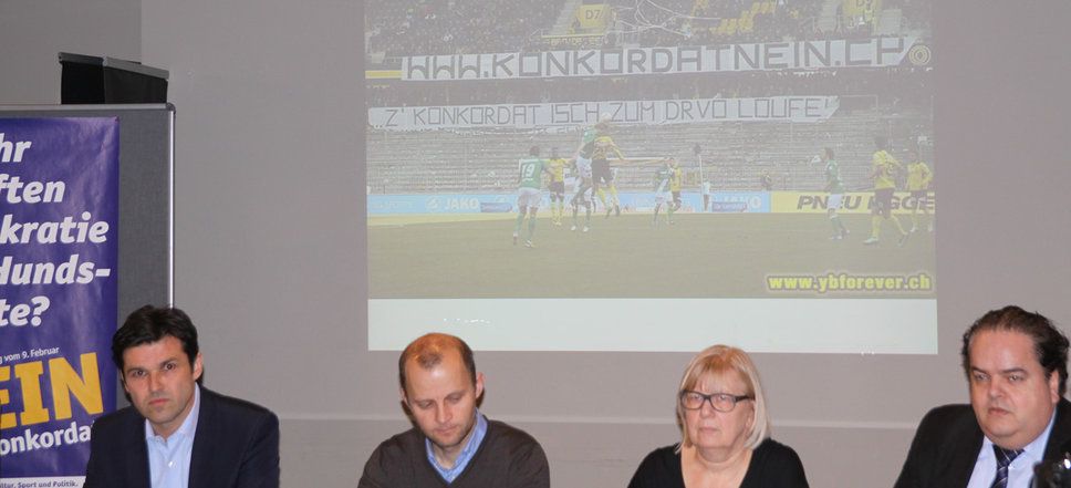 An der Pressekonferenz in der Postfinance-Arena sprachen neben Aebischer auch die Grossräte Blaise Kropf, Margreth Schär und Thomas Fuchs (von links).