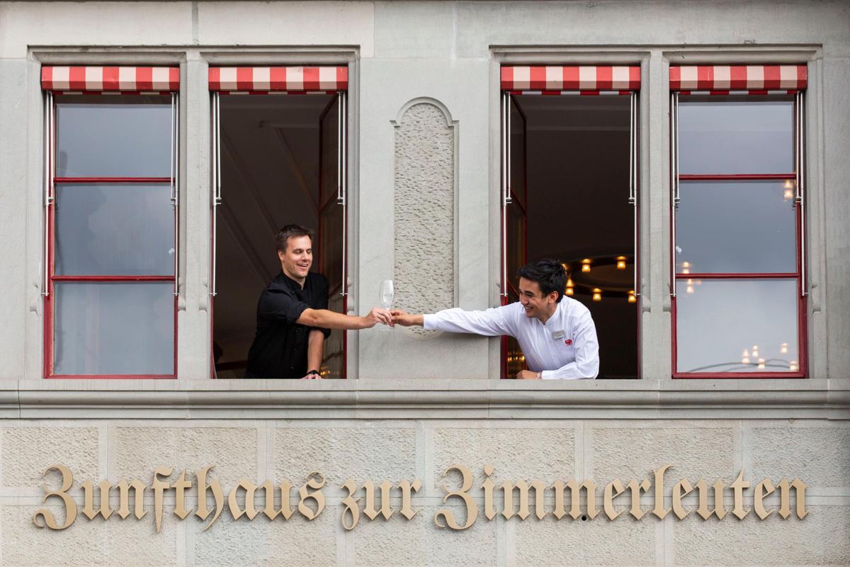Im Traditionslokal am Limmatquai werden die Gerichte von Küchenchef Michael Zschoppe (l.) vom perfekten Service des Lehrlings Yannick Widmer perfektioniert. 