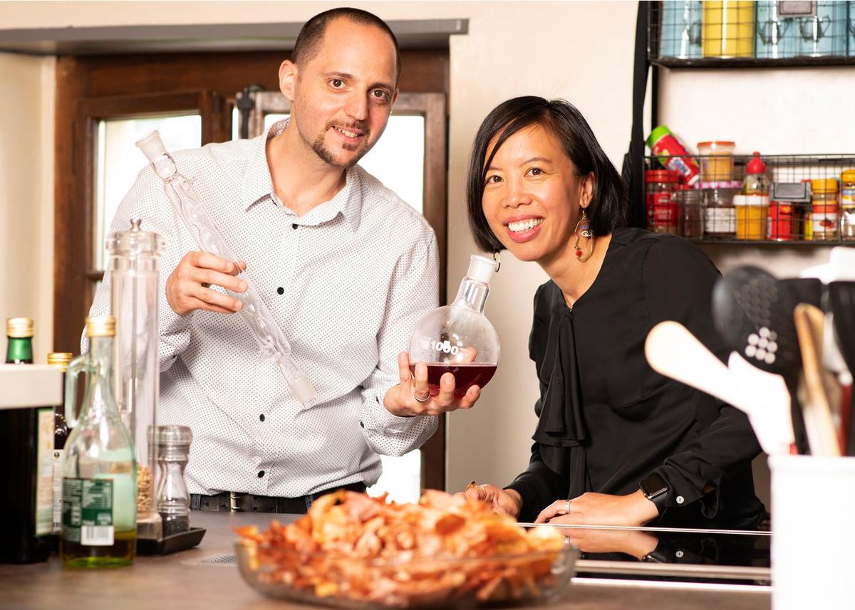 «Ensemble, nous avons monté notre société pour répondre aux demandes émanant de particuliers souhaitant élaborer des recettes suites à un traitement thérapeutique comme une chimiothérapie, des allergies alimentaires, la pose d’un by-pass gastrique», explique Dao, ici en compagnie de son mari Pasquale.