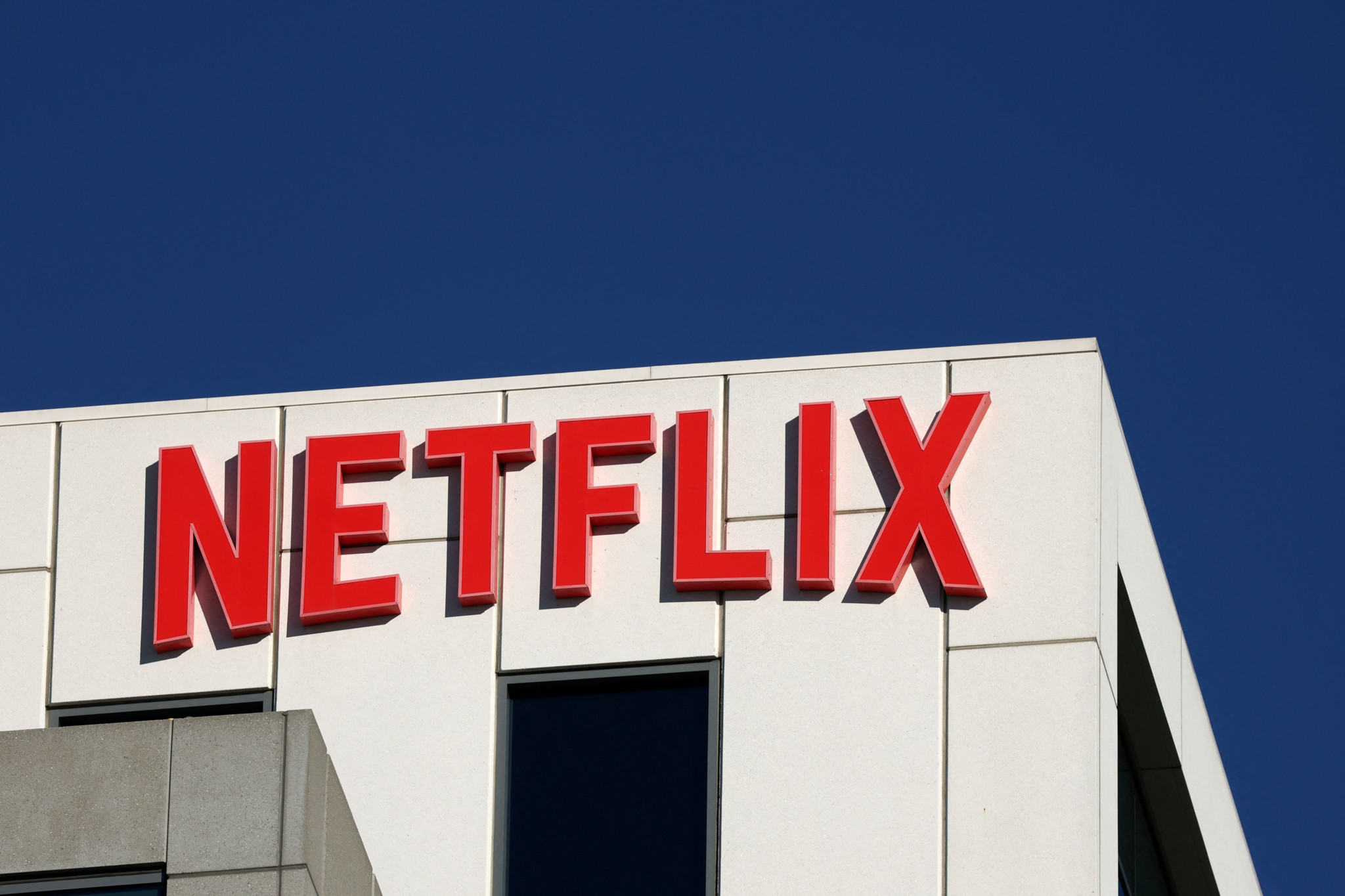 Plateformes de streaming: Trump s’inquiète du rachat de Warner Bros. Discovery par Netflix image