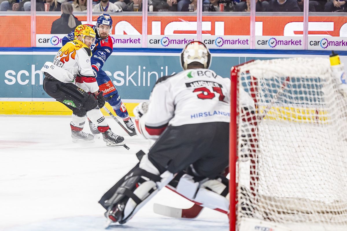 Juho Lammikko (ZSC) (Mitte) schiesst das Tor zum 1:0 gegen Lawrence Pilut (LHC) (links) und Torhueter Connor Hughes (LHC) (rechts) im fuenften Playoff Final Eishockeyspiel der National League zwischen den ZSC Lions und Lausanne HC, am Donnerstag, 25. April 2024 in der Swiss Life Arena in Zuerich. (KEYSTONE/Michael Buholzer)