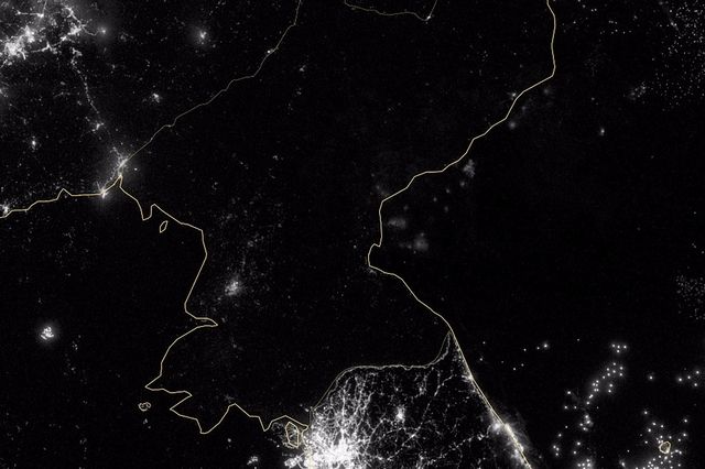 L'on peut observer la Corée du Nord qui est dans l'obscurité alors qu'en-dessus à gauche on voit la Chine et tout en bas la Corée du Sud.
