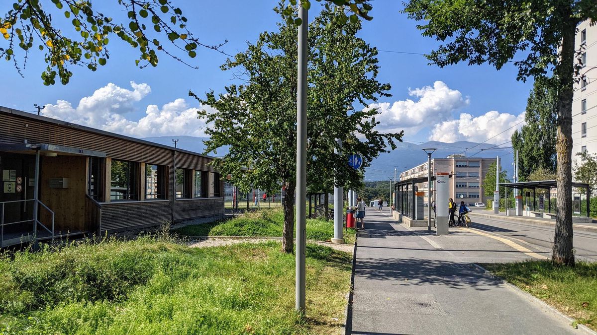 Les adolescents grimpaient sur le toit de la petite école, à gauche, pour lancer des cailloux sur les passants, au niveau de l’arrêt de tram Vaudagne.