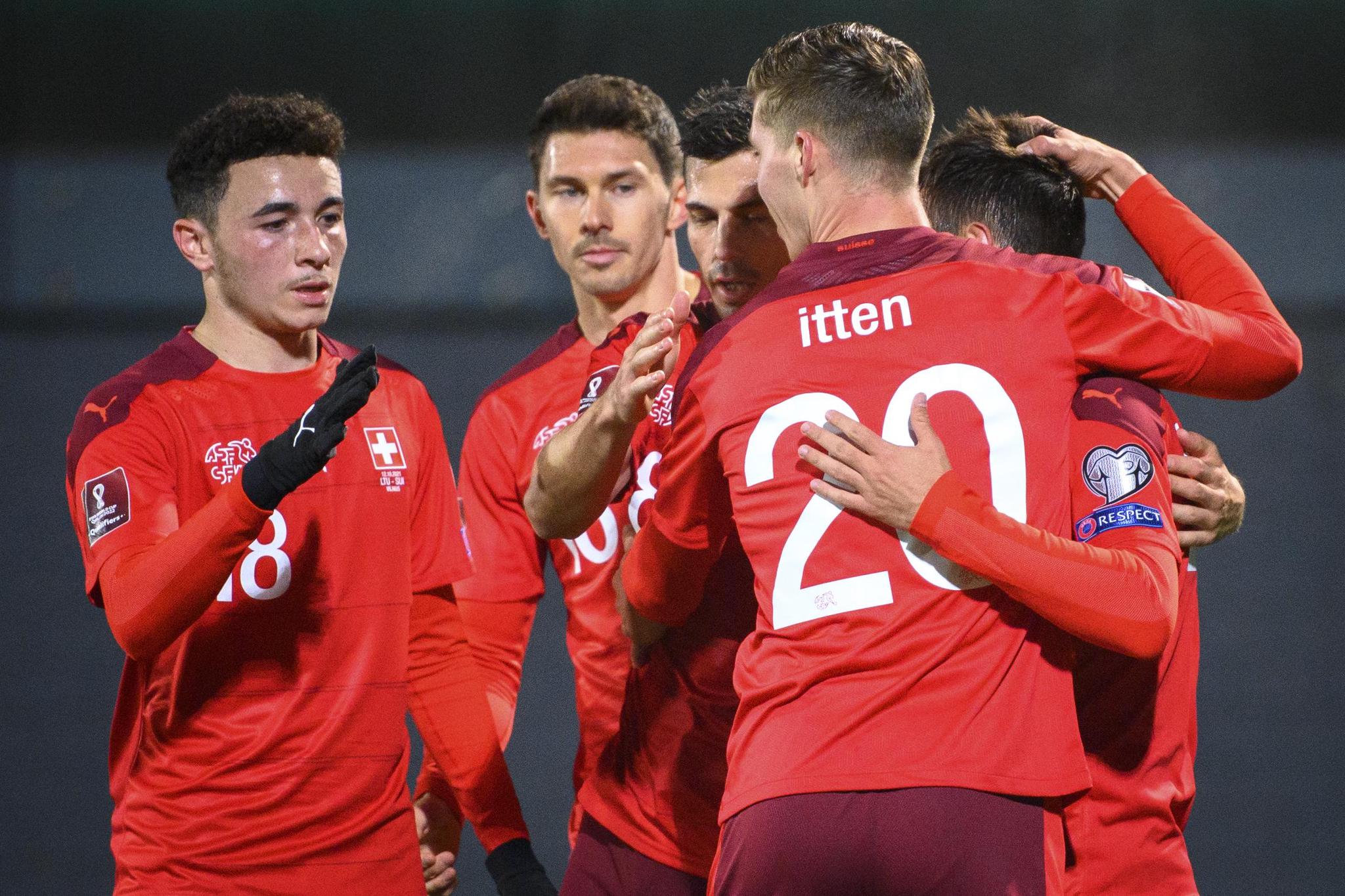 Breel Embolo feiert neben Xherdan Shaqiri, Silvan Widmer und Fabian Schär seine beiden Tore.