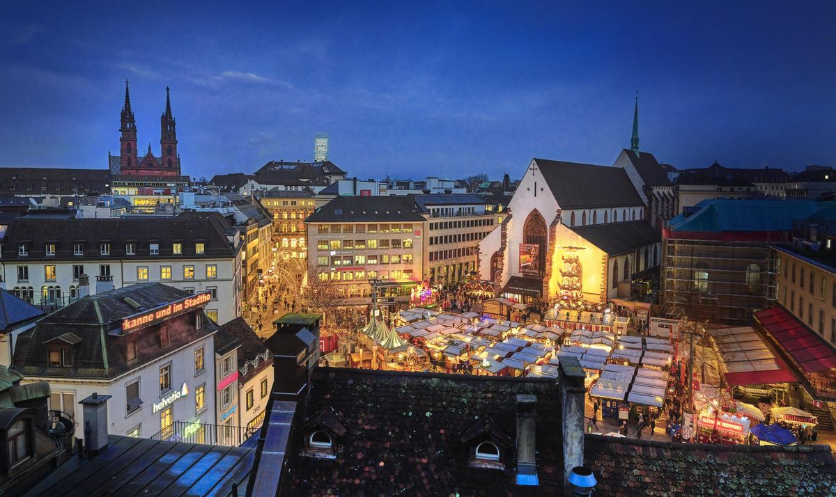 La Barfüsserplatz et son église devant laquelle s’étend le plus grand marché de Noël de Bâle. Du côté de la cathédrale (en arrière-plan), l’offre est plus strictement alimentaire.