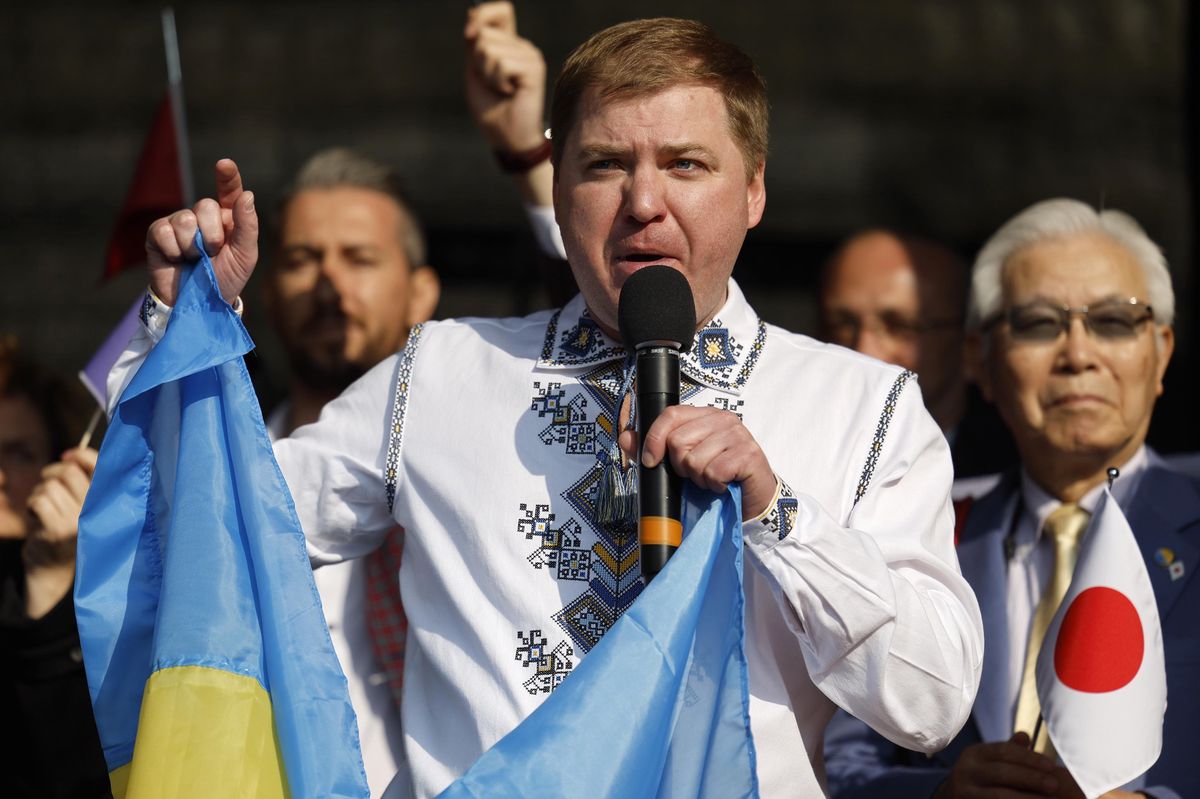 Artem Rybchenko, l’ambassadeur d’Ukraine en Suisse, s’adresse à la foule durant une manifestation organisée à Berne pour dénoncer l’invasion russe, le 19 mars dernier.