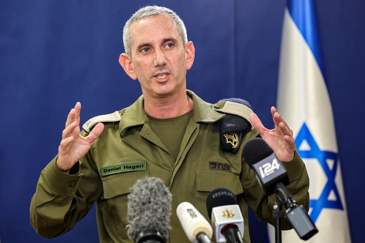 Le porte-parole de l'armée israélienne, le contre-amiral Daniel Hagari, s'adresse à la presse depuis The Kirya à Tel Aviv.