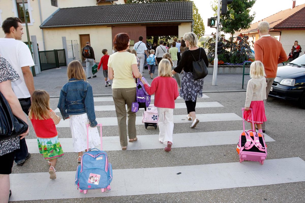 Les sacs à dos tractables sont une bonne solution pour épargner le dos et les épaules, mais ils sont peu appréciés des enfants. Photo Lucien FORTUNATI