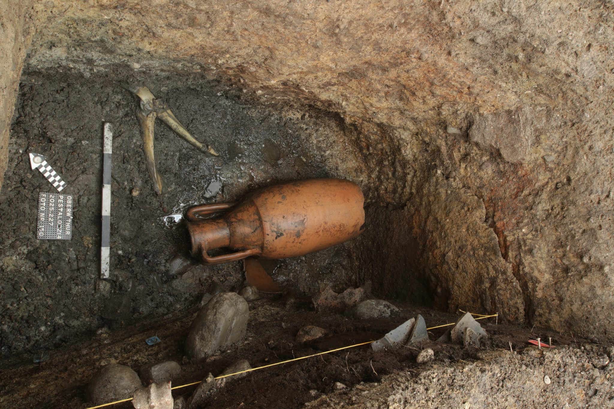Seltener Fund der Kantonsarchäologie: Fast vollständig erhaltene römische Weinamphore in Winterthur gefunden