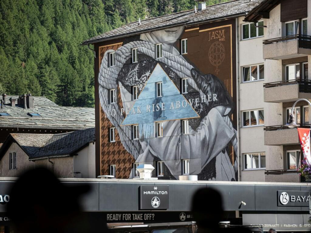 La fresque murale se situe en face de la gare de Zermatt.