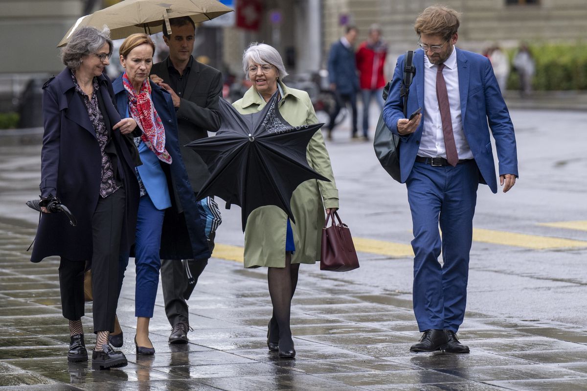 Anne Levy, Direktorin BAG, Agnes Schenker, Kommunikation EDI, Bundesraetin Elisabeth Baume-Schneider und Thomas Christen, stellvertretender Direktor BAG, von links, schreiten zu einer Medienkonferenz ueber die Krankenkassen Praemien 2025, am Donnerstag, 26. September 2024, in Bern. (KEYSTONE/Peter Schneider)