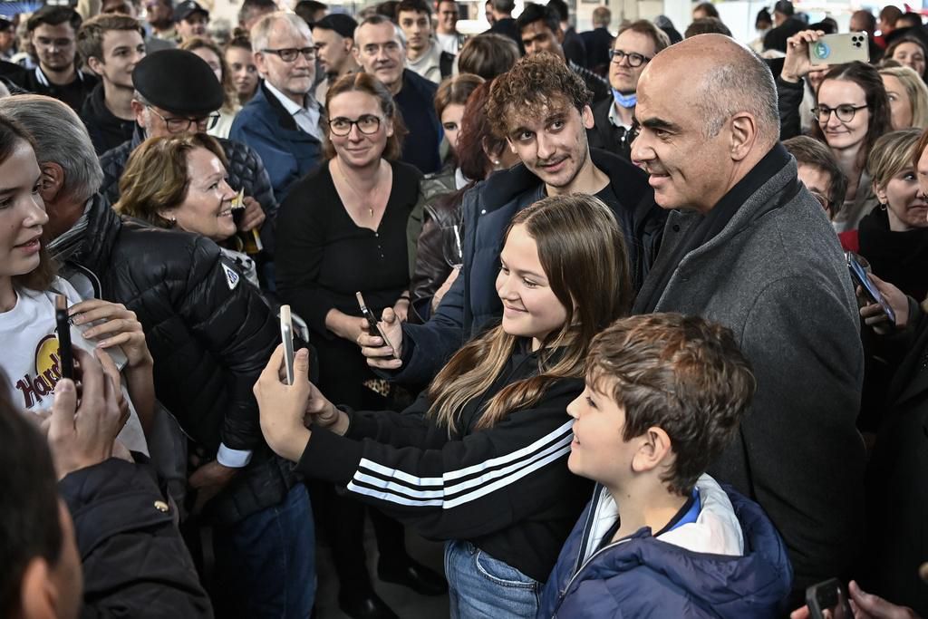 Après les discours du président de la Confédération et des autorités lucernoises, la population lucernoise s’est pressée autour des six conseillers fédéraux à l’heure de l’apéro, échangeant paroles et photos souvenirs avec le Conseil fédéral.