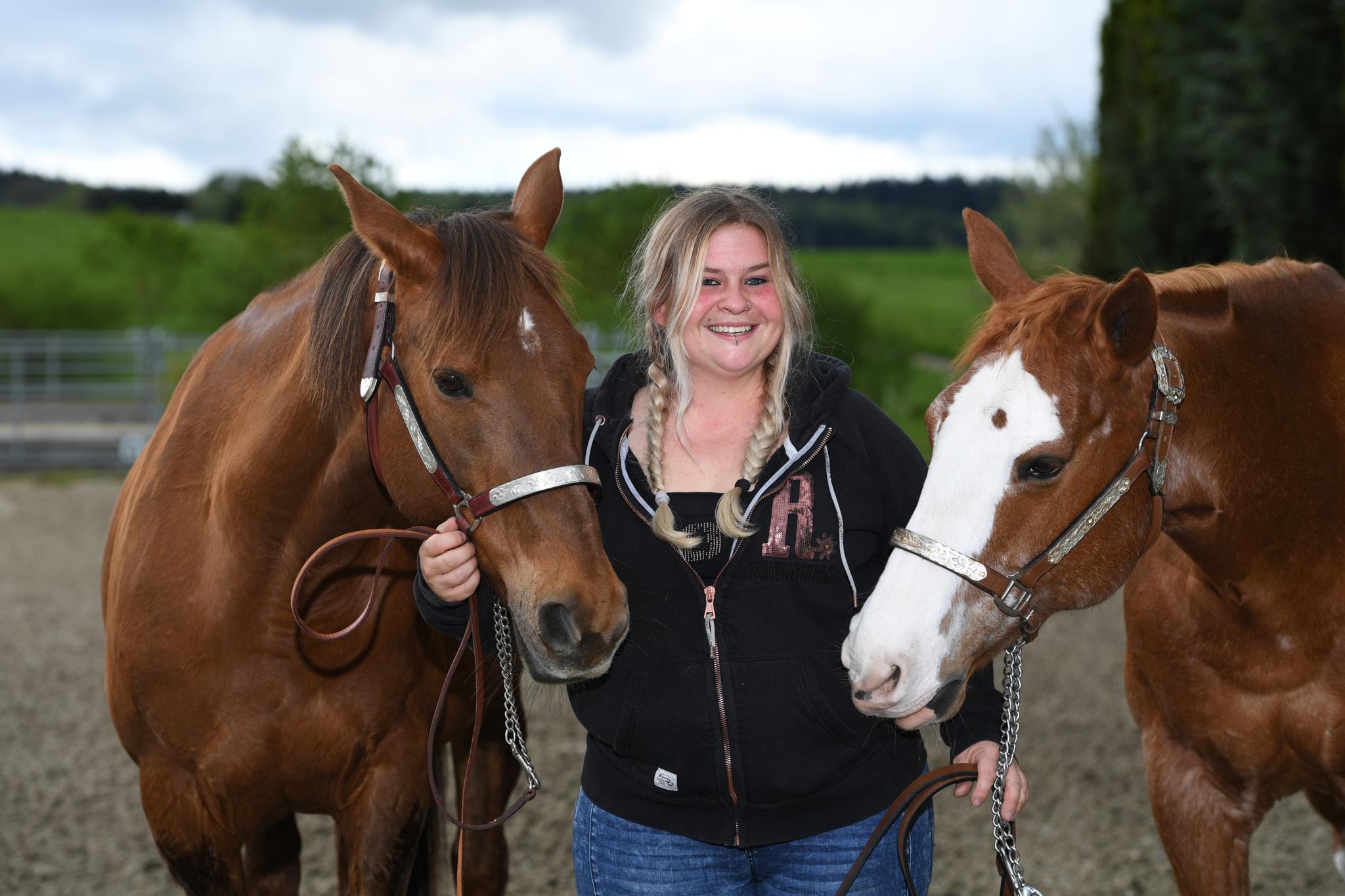 Fabienne Lehmann mit ihren Pferden Amie und Boy in Weisslingen