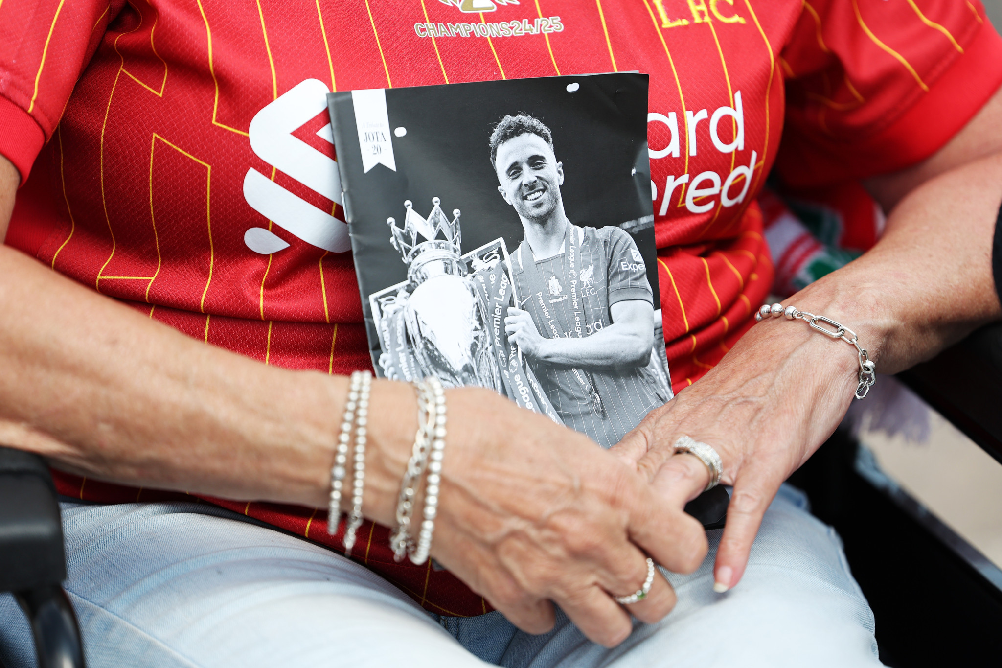 Ein Fan in einem Liverpool-Trikot hält das Spieltagsprogramm mit einem Bild von Diogo Jota, aufgenommen vor dem Freundschaftsspiel zwischen Preston North End und Liverpool am 13. Juli 2025 in Preston, England.