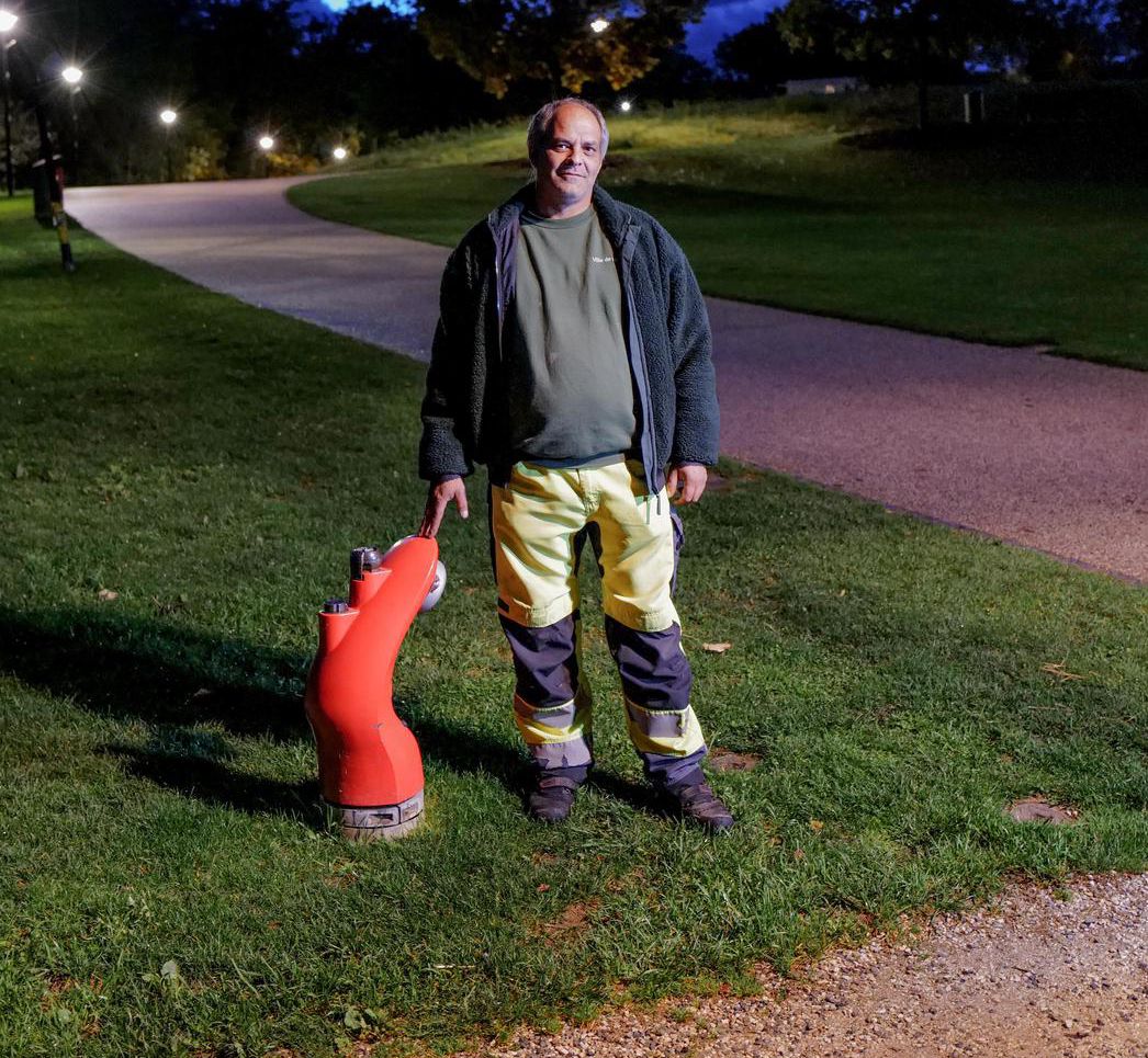 John Buffoni, employé communal au Service des manifestations, est également pompier volontaire et apiculteur.