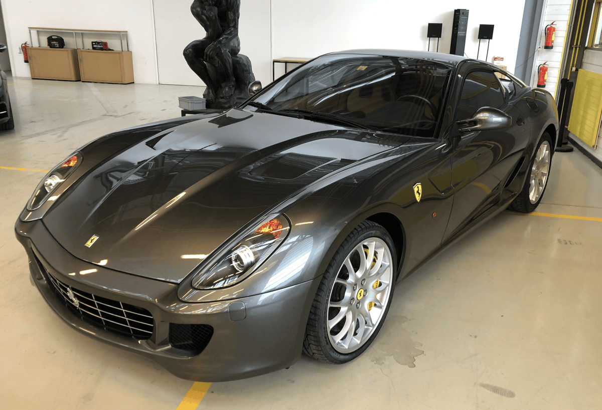 Parmi les lots phares, figure une Ferrari F599 GTB Fiorano F1 de 2006, jamais immatriculée, immobilisée depuis 11 ans.