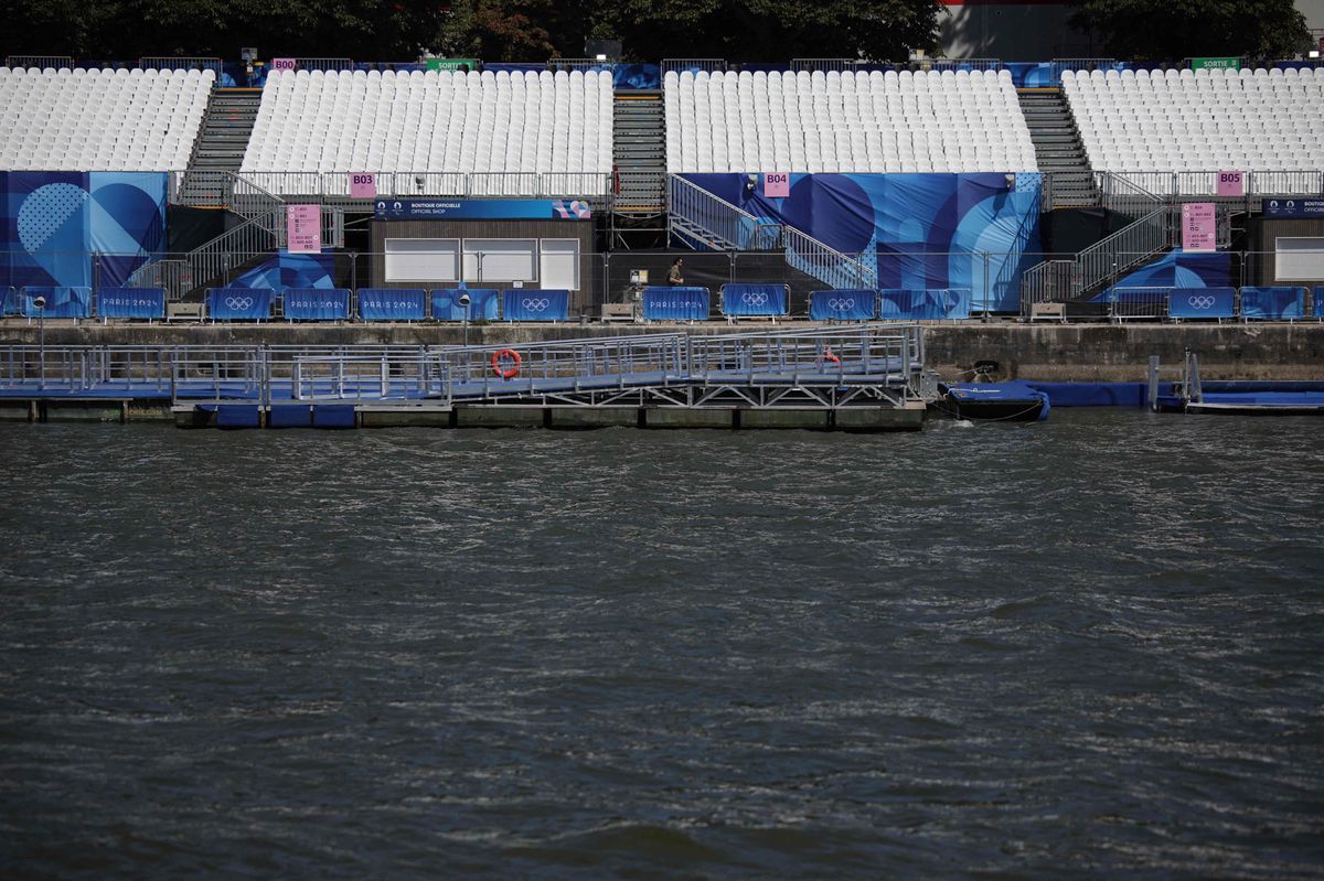 This photograph shows empty stands on the banks of the Seine river, after the first triathlon training session was cancelled during the Paris 2024 Olympic Games in Paris, on July 28, 2024, due to the pollution of the Seine river. The improved weather failed to prevent the first triathlon training session in the River Seine from being cancelled on July 28, 2024. Following a meeting "on the water quality" and tests, "a joint decision was taken to cancel the swimming part of the triathlon orientation," a Paris 2024 and World Triathlon statement said. (Photo by Valentine CHAPUIS / AFP)