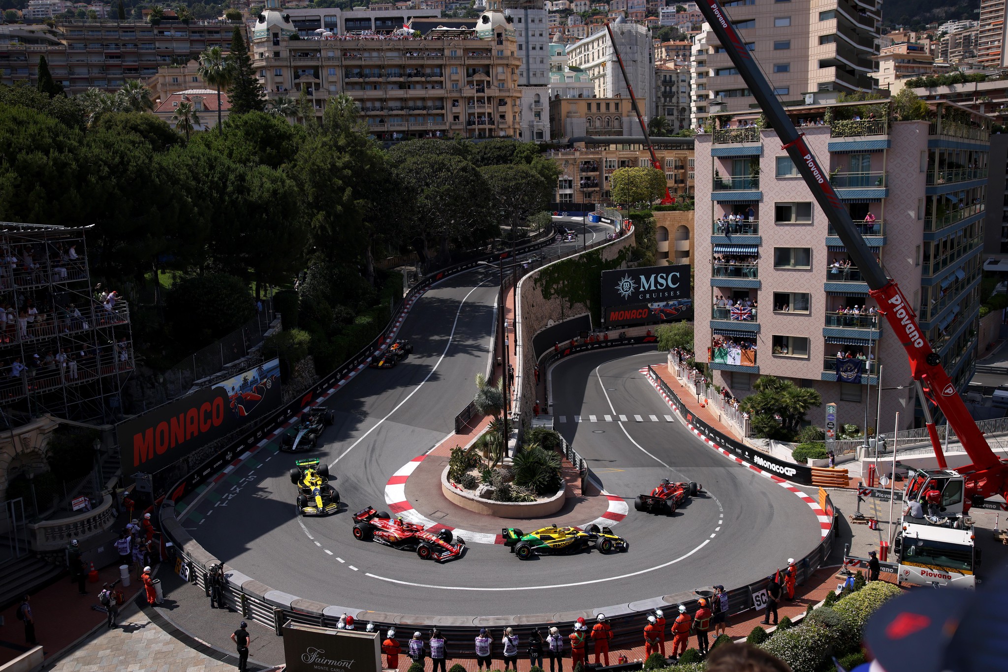 Formel 1 Grand Prix von Monaco 2024: Charles Leclerc im Ferrari führt vor Oscar Piastri im McLaren und Carlos Sainz im Ferrari beim Neustart auf der Rennstrecke in Monte-Carlo.
