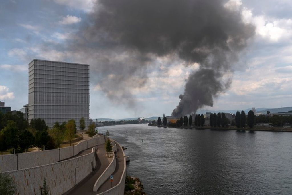 Enorme colonne de fumée noire au port de Bâle