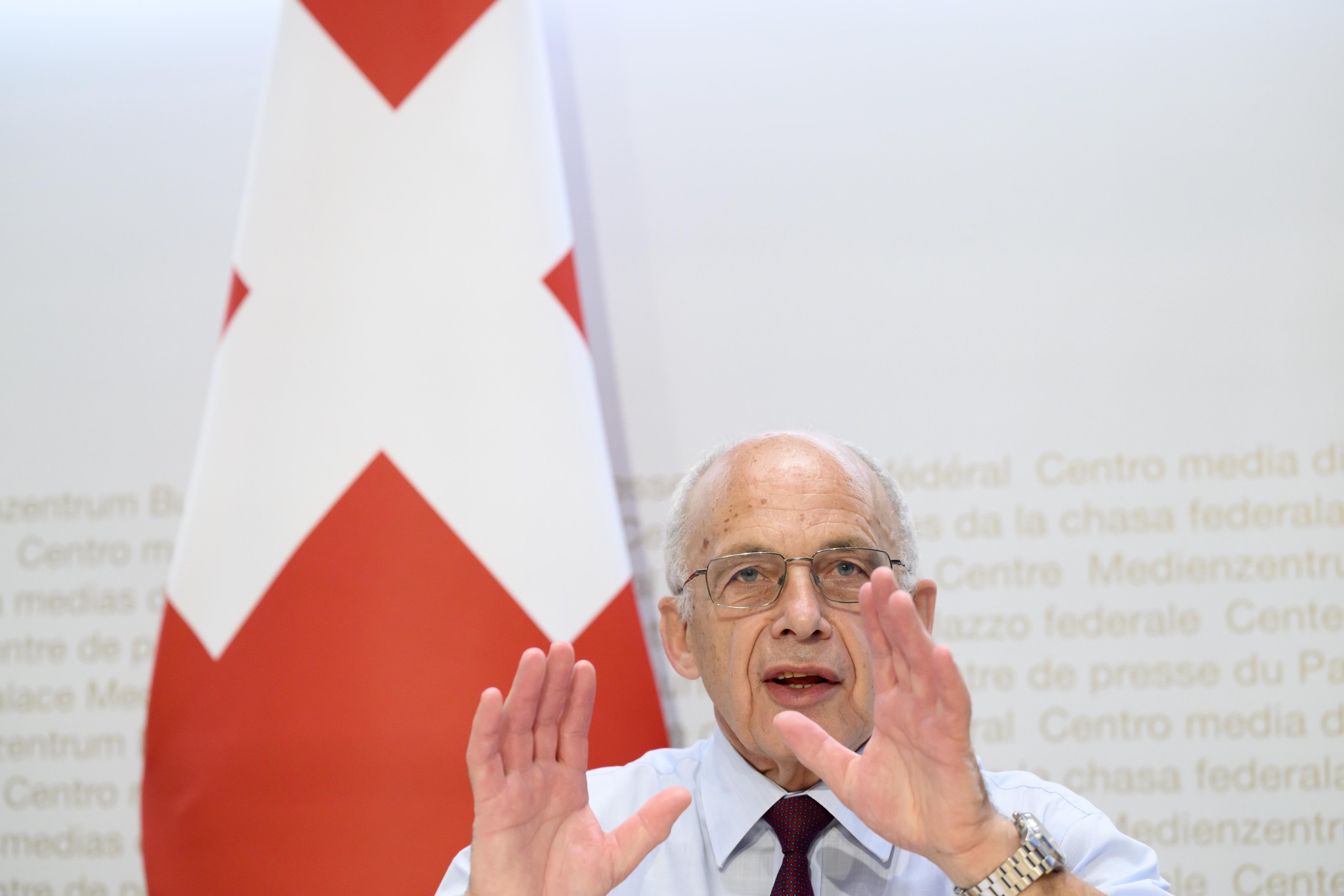 Ueli Maurer estime que la Confédération a adapté le projet de sauvetage suite aux critiques des entreprises électriques.  (KEYSTONE/Anthony Anex)