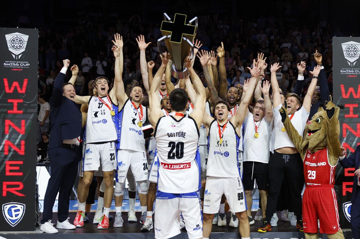 Et une douzième Coupe de Suisse pour Fribourg Olympic! Le deuxième trophée de la saison après la Coupe de la Ligue, en attendant le titre de champion qui lui tend encore une fois les bras.