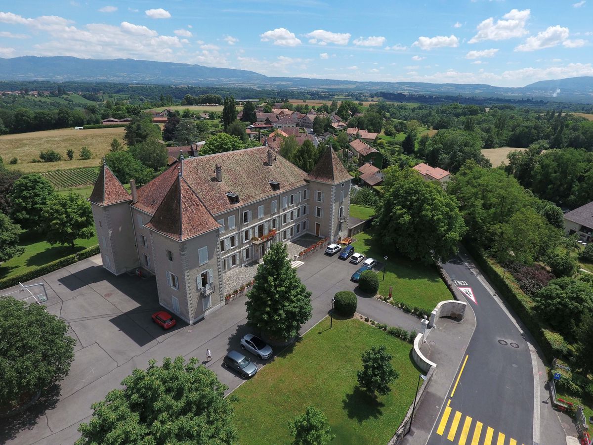 Le village se trouve à plus de trois kilomètres de la gare de la Plaine.