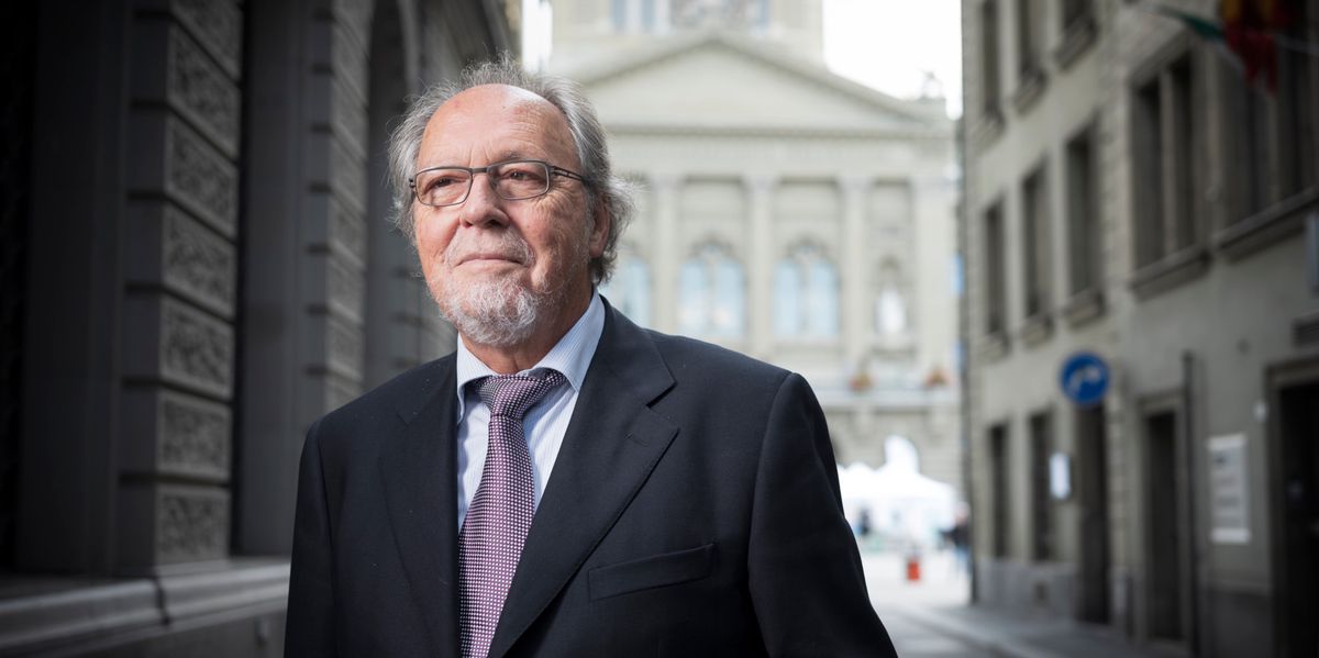 Berne, le 13 septembre 2018. Dick Marty dans les rues de Bern. L'ancien procureur, conseiller d'Etat tessinnois, conseiller aux Etats PLR et auteur de nombreuses enquetes pour le Conseil de l'Europe sort un livre avec ses memoires. Photo Yvain Genevay / Le Matin Dimanche...