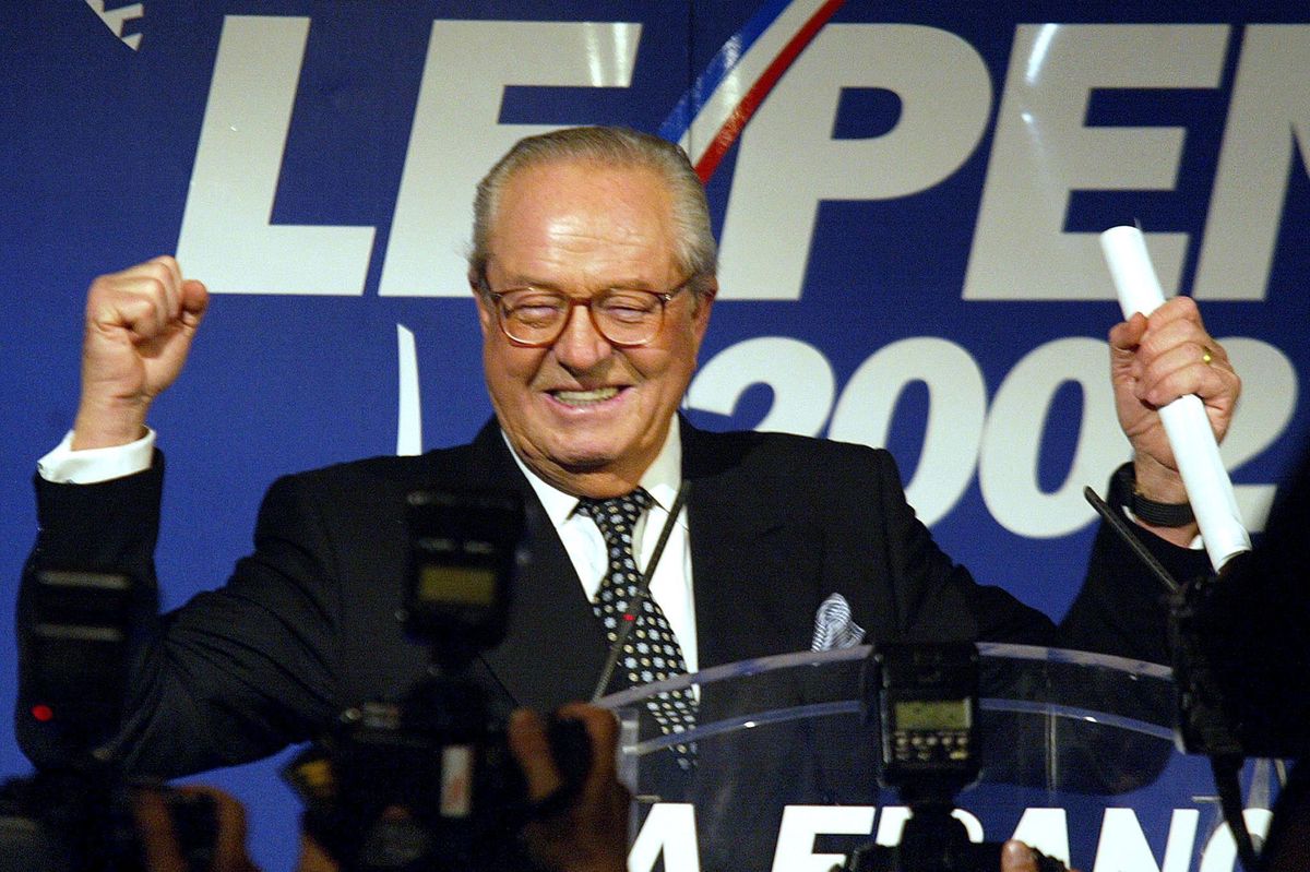 Jean-Marie Le Pen le soir du 5 mai 2002, quand il élimine Lionel Jospin à la surprise générale et se qualifie pour le deuxième tour de la présidentielle avec 16,8% des voix, contre Jacques Chirac. C’est le point culminant de sa carrière, le jour où l’impensable s’est produit: le retour au premier plan de l’extrême droite française.