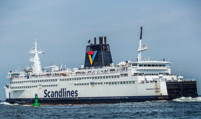 Frau schaut Schiff an 