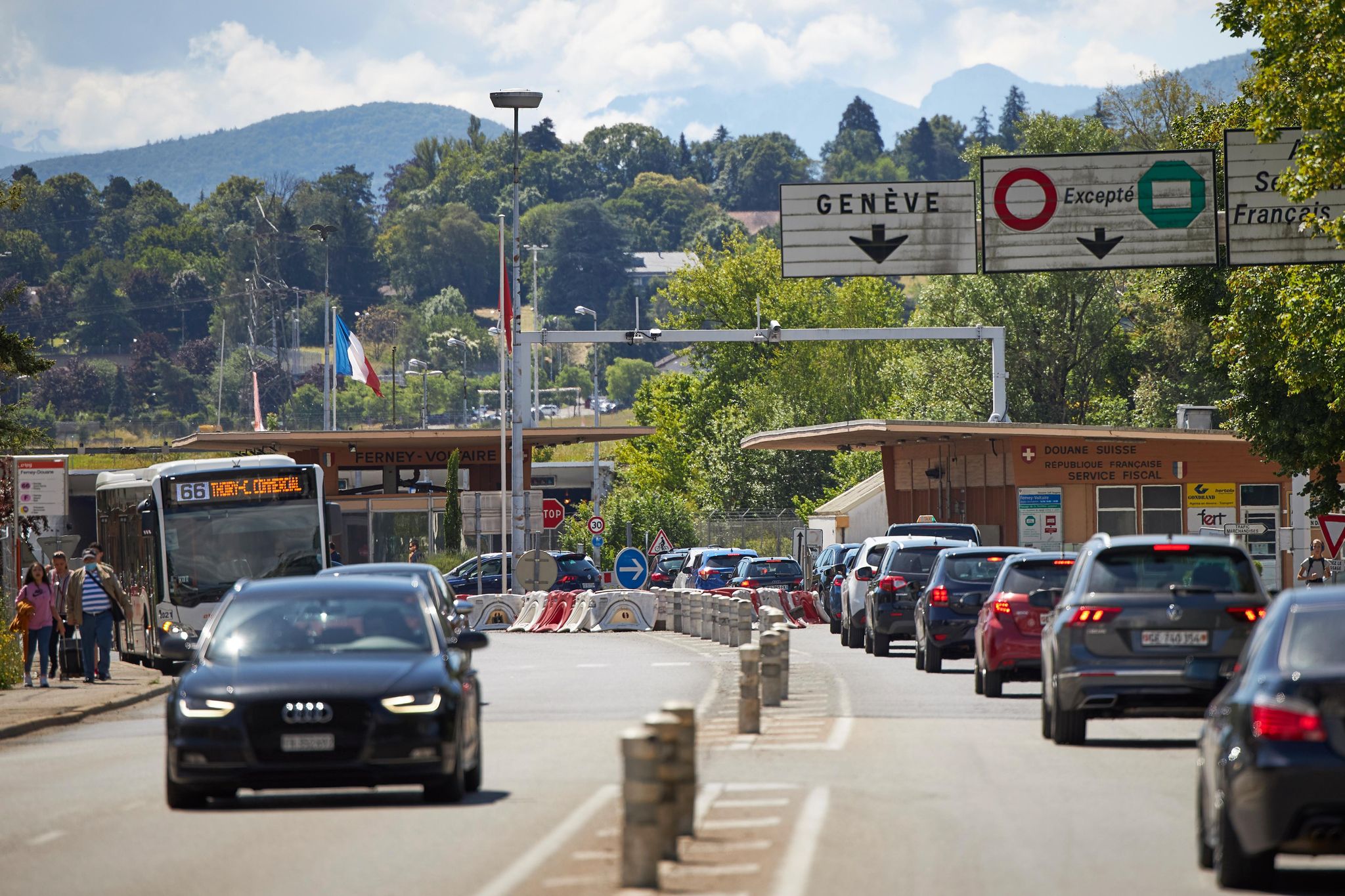 Les Genevois ont passé en masse en France, comme ici à la frontière de Meyrin.