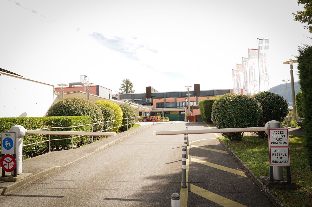 Entrée du Centre sportif de Sous-Moulin à Genève, avec une barrière de sécurité ouverte. Des panneaux indiquent l'accès réservé aux piétons et aux vélos. Lieu de l'accident du 16 septembre 2024 où une voiture a percuté l'entrée, blessant cinq personnes et tuant la conductrice.