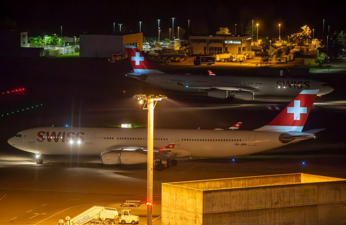 Als zwei der letzten Flugzeuge starten am Flughafen Kloten jeweils die Swiss-Maschinen nach Hongkong (vorne) und Johannesburg. Oft erst nach 23 Uhr.